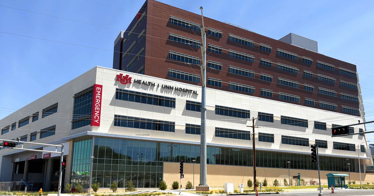 Gedung University of New Mexico Health Sciences Center yang terdampak serangan siber